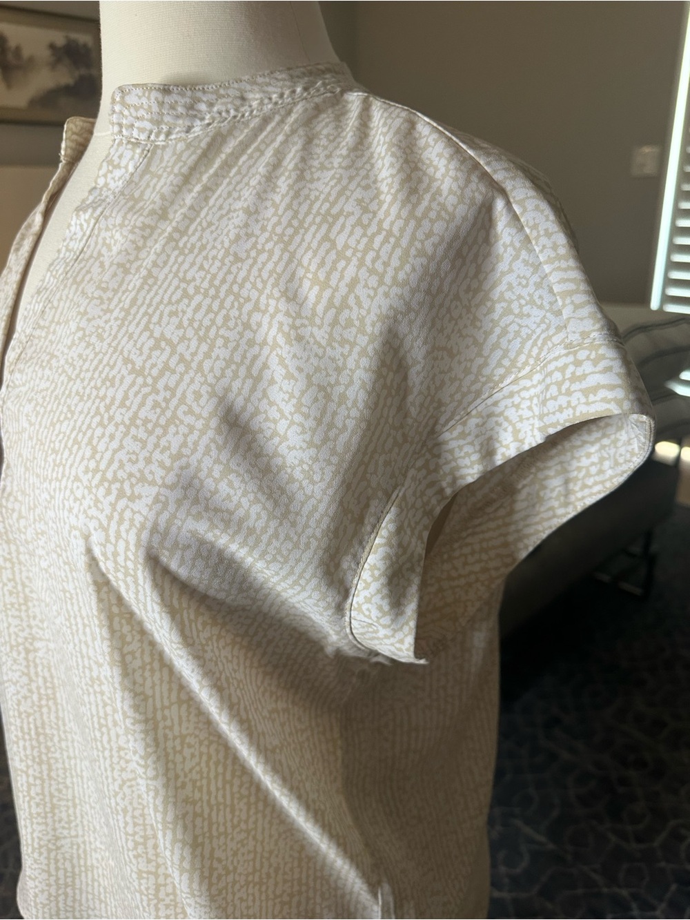 Vince Camuto Short Sleeve Crewneck Tee in Cream and White Pattern